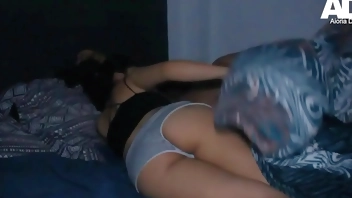 Madrastra comparte cama de hotel con su hijastro y termina con el coño lleno de leche