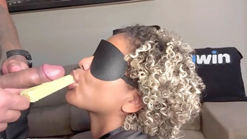 Meu amigo da faculdade quis fazer essa brincadeira e fui enganada com ele colocando o pau dele na minha boca