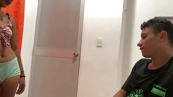 le muestro unos videos a mi hermanastro en la computadora para calentarlo y follarmelo