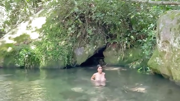 me follo a chica latina desconocida mientras toma un rico baño en el lago HL