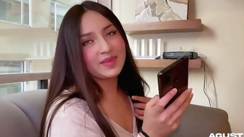 Mi tia madrastra culona me enseña a follarle por el culo y me corro en su linda cara