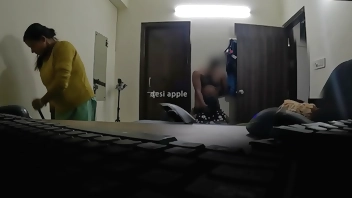 wife sucking dick infront of maid