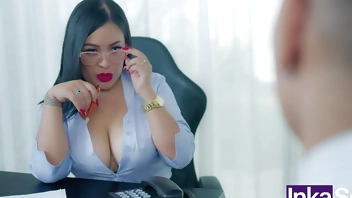 Me follo a mi secretaria Latina grandes tetas a cambio de un buen trabajo