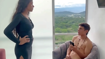 mi culona hermanastra me atrapo viendo porno y la invito a ver porno juntos y terminamos muy cachondos hasta follar duro