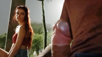 मैंने बस स्टॉप पर हॉट लड़की से हाथ मिलाने का जोखिम उठाया