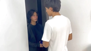 Vecina nueva de mi unidad es muy cachonda y me viene a pedir que me la folle duro y me le corra adentro.