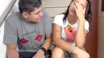 Hago un canje con mi linda hermanastra a cambio de follarmela.