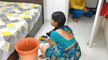 कोमल भाभी पोछा लगा रही थी देवर ने चुपके से आकर चौड़ाई