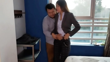 Me Mide las CUARTAS DE MI CULO, pero no se resiste el sastre y decide medir la profundidad de mi vagina con su polla, me dio por la vagina una rica enlechada