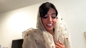 Voy a hacer tiktoks con una influencer musulmana antes del Eid y me la acabo follando mientras el marido está de viaje