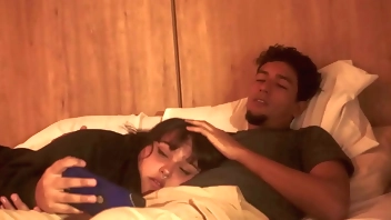 No puedo dejar de tocarme y tuve que poner mi pene en la boca de mi hermanastra (por poco nos descubren) FANTASIAHARDCORESEX