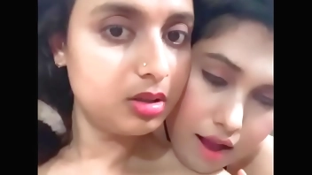 निशा और उसकी दोस्त ने जीजू के लिए नग्न शो की - भाग 1