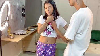 enseño a mi pequeña hermanastra a jugar en el celular mientras le hago sentir mi enorme polla