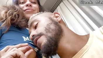 tirando leite de lindos seios em uma adoração na varanda sem se importar com os vizinhos olhando.