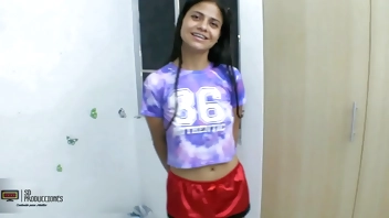 Mi hermanastra me insiste en cogérmela y me llena mi polla de su cum