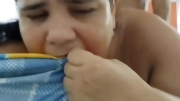 Mi madrastra pervertida me pide que me la folle mientras mi papá cornudo no está. Que rico culo tiene