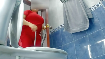 Enfermera llega del trabajo y es grabada en el baño publico