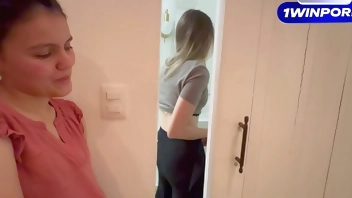 Le doy ordenes sexules a mi novia y se viene en un baño público.