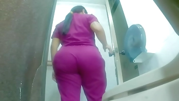 Enfermera grabada en baño publico antes de ir a gimnasio (BAÑO DE CENTRO COMERCIAL)