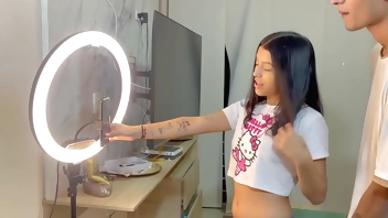 Le ayudo a mi pequeña hermanastra con sus redes sociales y termino follandomela duro por el culo.