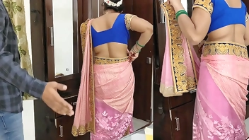 कोमल भाभी चलो जल्दी दुल्हा दुल्हन और बैया जी फोटो निकाल ने के लिए रुके हुए है