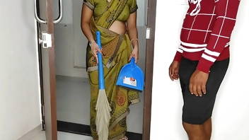 कोमल के घर मे कचरे वाली को बुलाकर दरवाजे चोदना सुरु किया