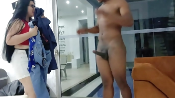 Mi esposa me pide entrevistar a la nueva mucama y me la follo en toda la casa