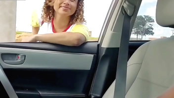 VI UMA MENDINGA GOSTOSA NA RUA DANDO MOLE DISSE A ELA QUE IA LI DAR DE COMER