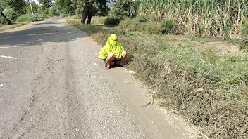 कोमल खुलेआम रोड पर मूत रही थी एक बन्दे ने घसीट ते हुए लेके गया जोर जोर से चोदा