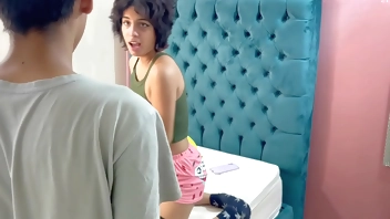 Descubro a mi pequeña hermanastra hablando con su novio y me la follo duro para guardar el secreto con mi padrastro.