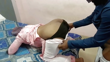 आंटी कमर दर्द से घोड़ी बनी हुई थी लड़के ने पेंटी निचे करके लंड डाला