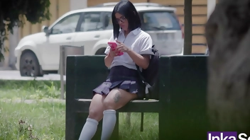 Inocente colegiala latina culona es llevada con mentiras a casa de un extraño para follar