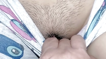 xxx मैं अपनी सौतेली बहन को पजामे में पाता हूं और ऐसा होता है