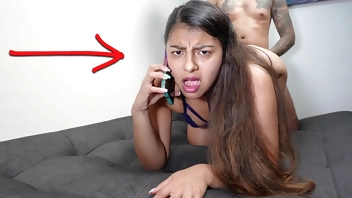 बेवफा कुतिया अपने पति से फोन पर बात करती है जबकि उसका प्रेमी उसकी गांड को जोर-जोर से चोदता है...