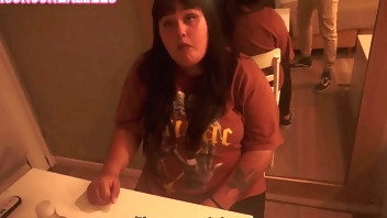 Viendo tiktok 18 con mi mejor amigo y se calienta al comparar mis tetas grandes con la de una tiktoker