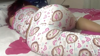 सौतेला पिता पजामे में अपनी सौतेली बेटी की गांड देखना बंद नहीं कर सकता