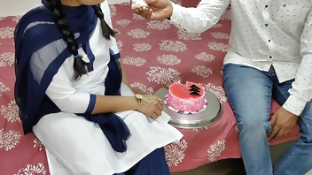 कोमल के बॉयफ्रेंड ने छुट्टियां सेलिब्रेट करते हुए केक कट कर रहे थे