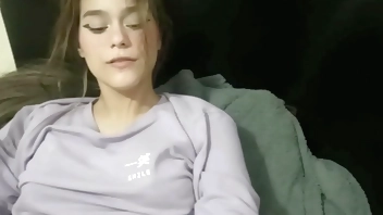 Le quito la virginidad a mi pequeño hermanastro mientras no hay nadie en casa.