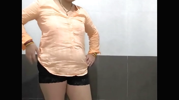 Puja shaved her pussy bath and masterbet