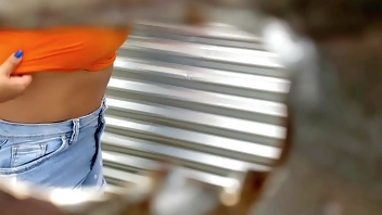 Chicas en vestidor de playa cambiándose de ropa