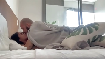 A vizinha me deixou gozar dentro da bucetinha  para o corno chupar quando chegar