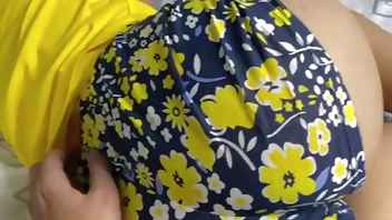 जब मैं उसके कमरे में प्रवेश करता हूं तो मुझे अपनी खूबसूरत 18 वर्षीय सौतेली बेटी की गांड देखना अच्छा लगता है