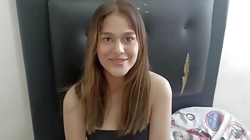 Le doy mi gran polla y una dura follada como regalo de cumpleaños a mi pequeña hermanastra. H.L.