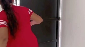 LA VECINA ME DA DINERO PARA QUE LE QUITE LA CALENTURA Y APROVECHO PARA LLENARLE EL CULO DE LECHE - CREAMPIE ANAL MADURA