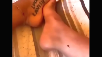 Mira como toco mis pies ;)