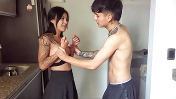 Mi hermanastra hace tareas de la casa y termina chupandome la polla