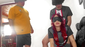 पति ने अपनी पत्नी की आँखों पर पट्टी बाँध दी ताकि उसका दोस्त पैसे के बदले में उससे चुदाई कर सके