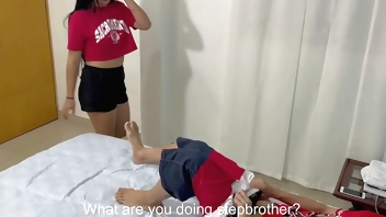 Mi tímida hermanastra me sorprende masturbándome con su ropa interior y me la follo duro hasta correrme en su culo.