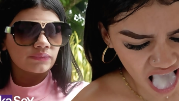 Teen colombiana no le gusta el semen y se lo termina tragando con asco