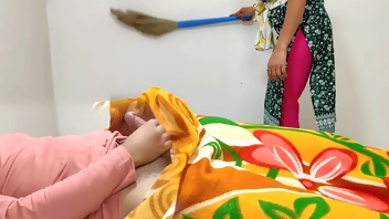 कोमल की कामवाली सफाई कर रहे मालिक ने लालच दे कर चोदा